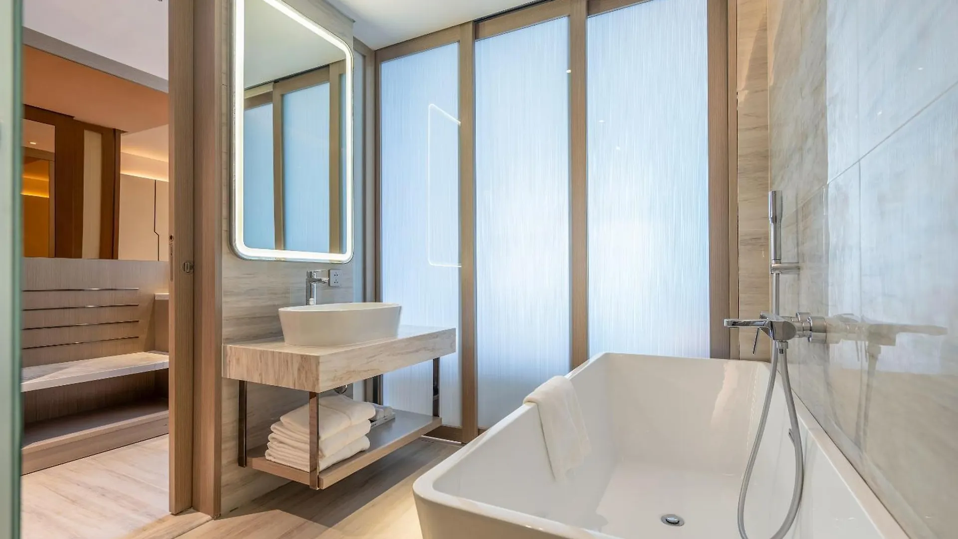 Awaken Da Nang Hotel
