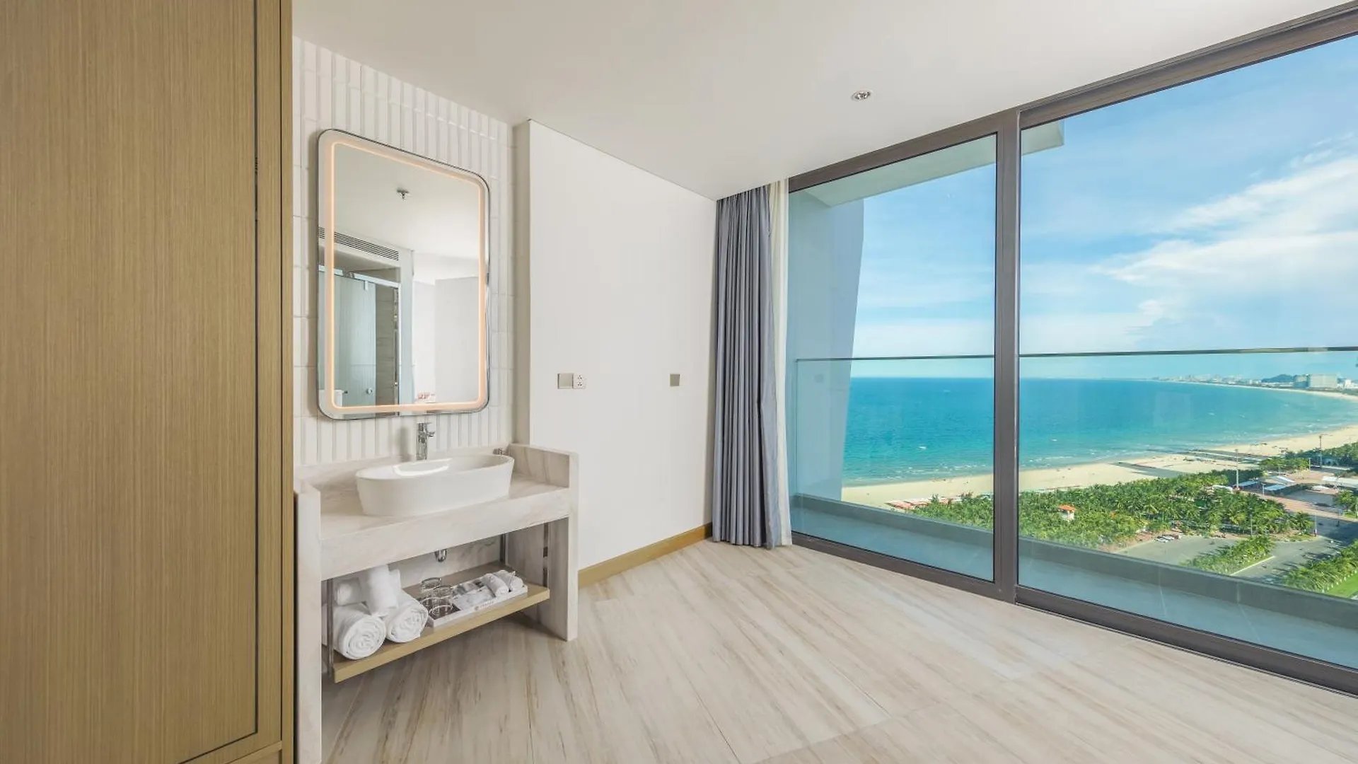 Awaken Da Nang Hotel
