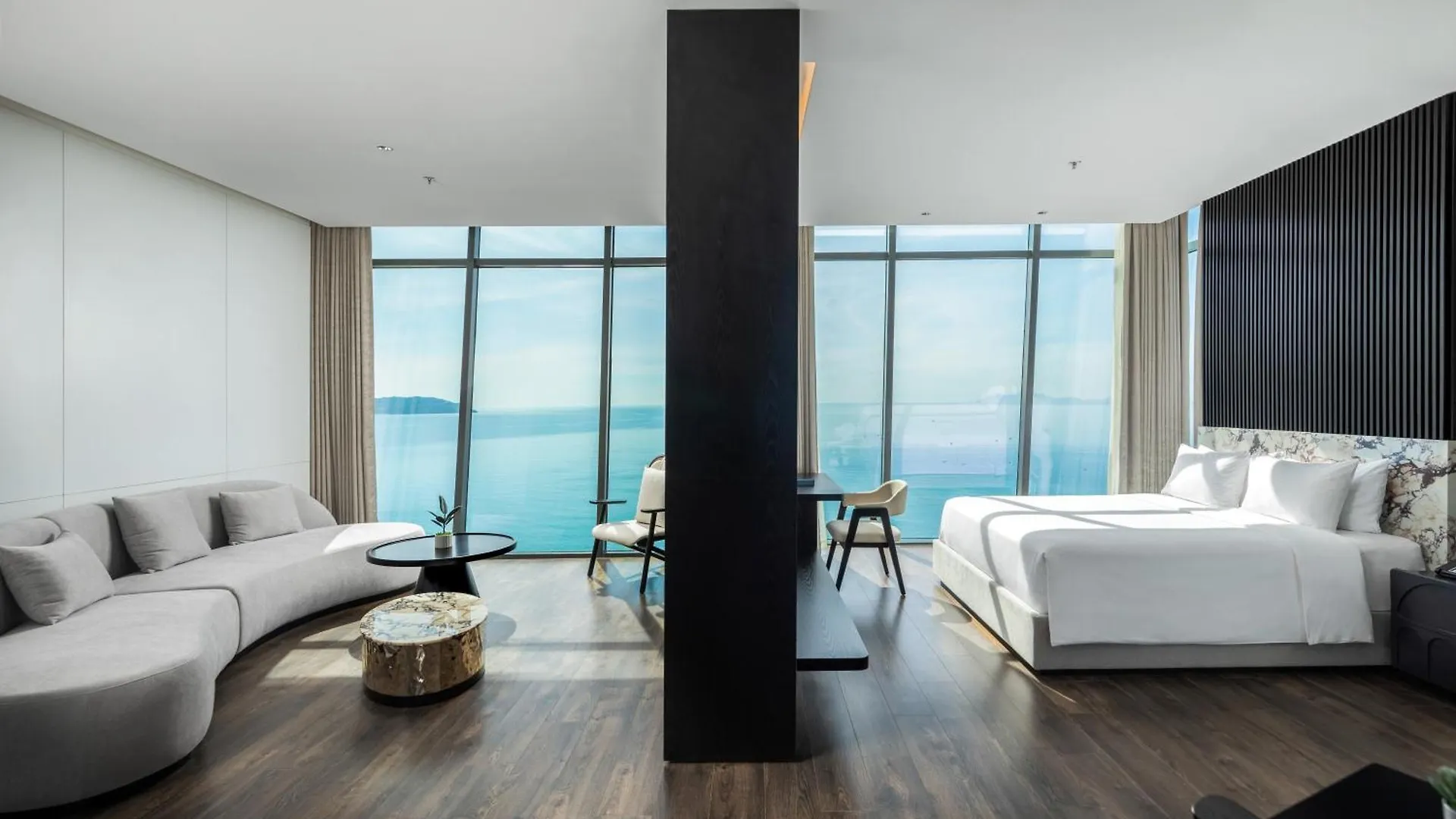 Awaken Da Nang Hotel